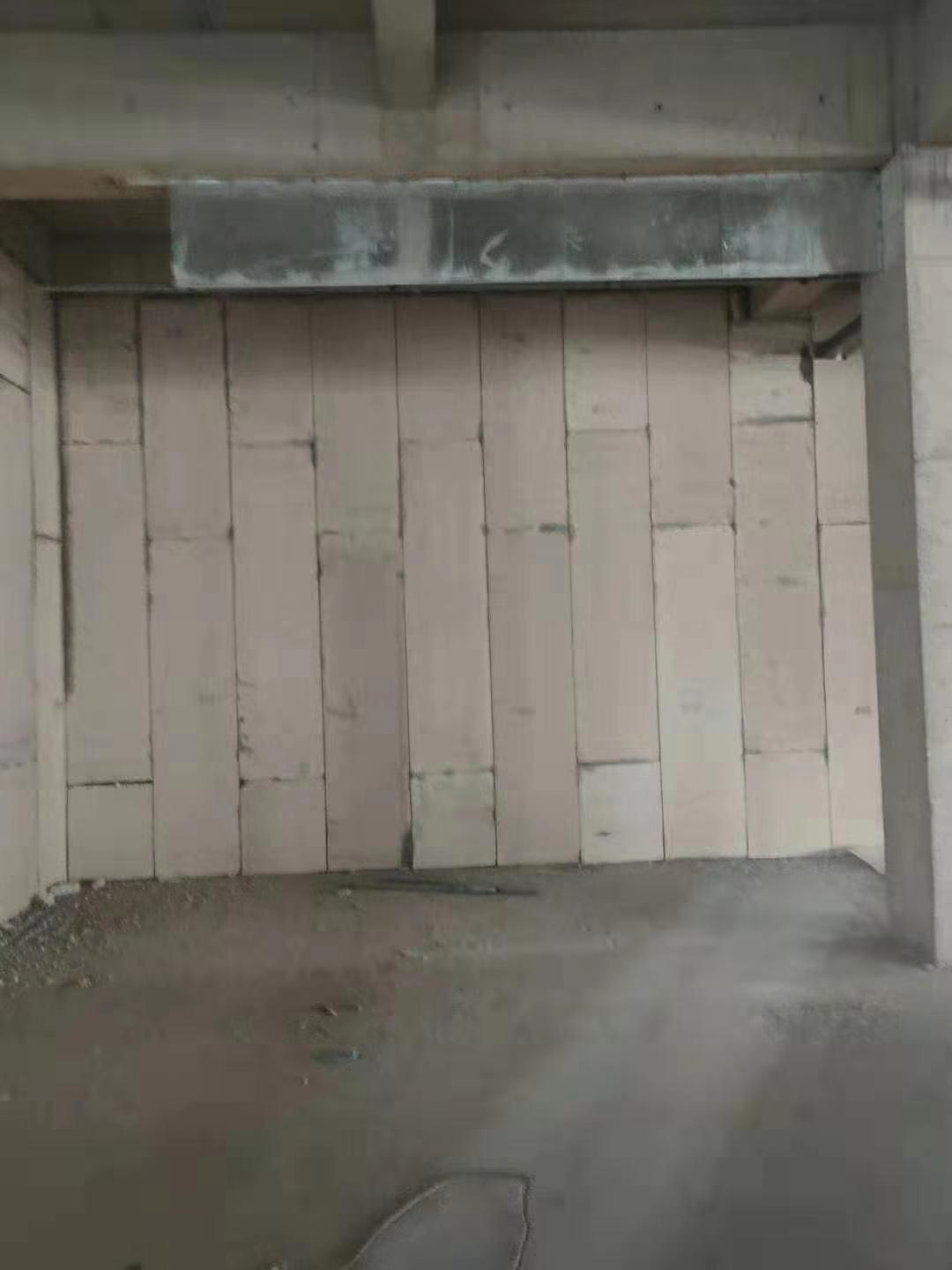 輕質隔墻板
